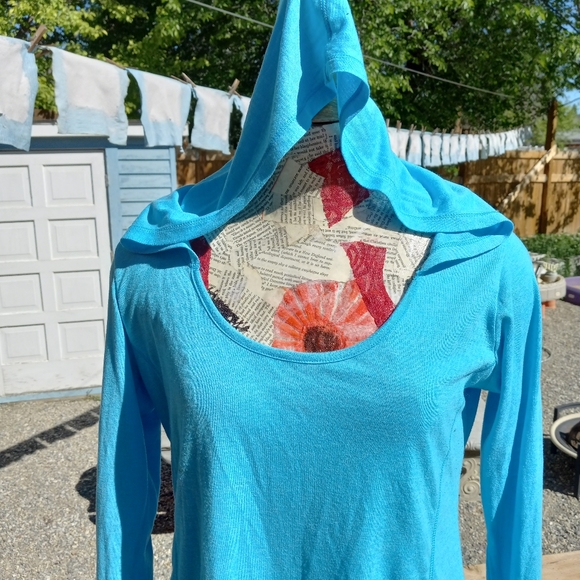 Hooded Activewear top - Picture 3 of 6
